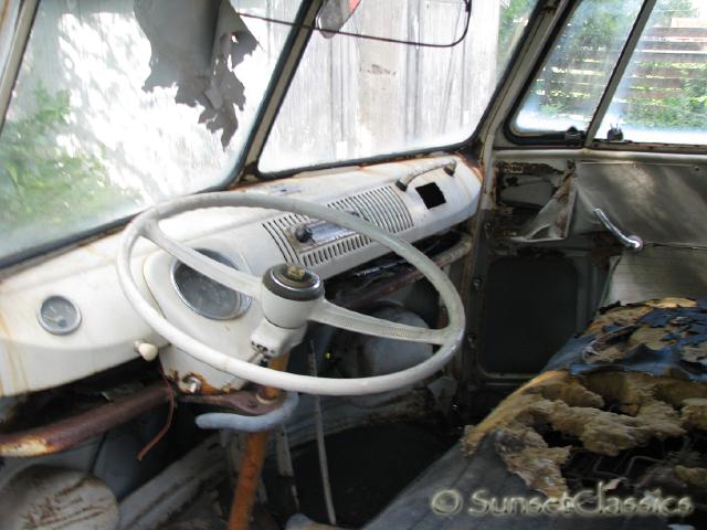 15-window-vw -bus-deluxe-front-dash.jpg